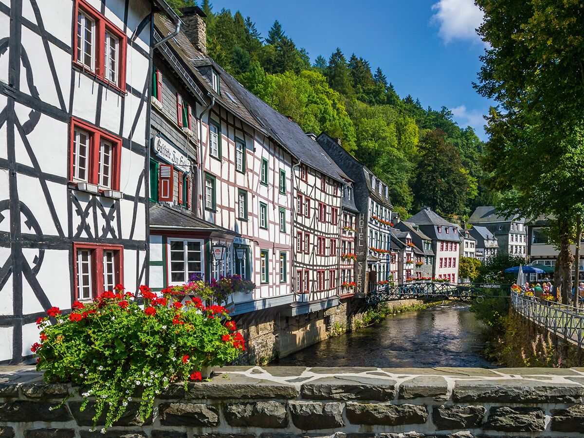 monschau-herbstzauber-in-der-eifel-adobestock-70901478-e3e17ad8