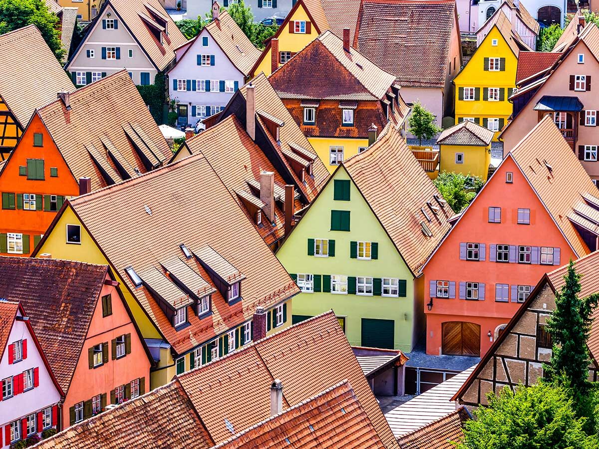 Vogelperspektive auf die malerischen, bunten Häuser und Ziegeldächer einer historischen Altstadt, wahrscheinlich Rothenburg ob der Tauber.