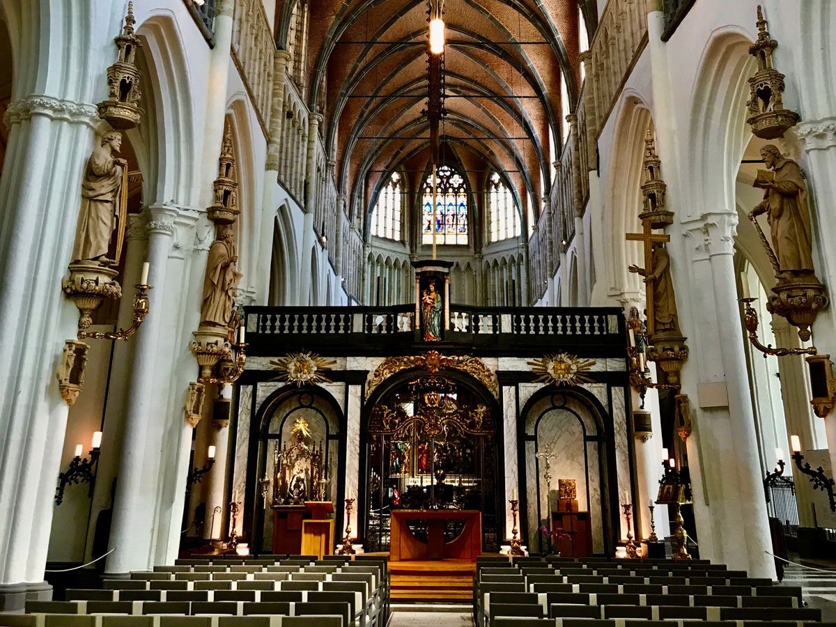 bruegge-eine-liebeserklaerung-an-das-romantische-mittelalter-liebfrauenkirche-in-bruegge-520172662.jpg