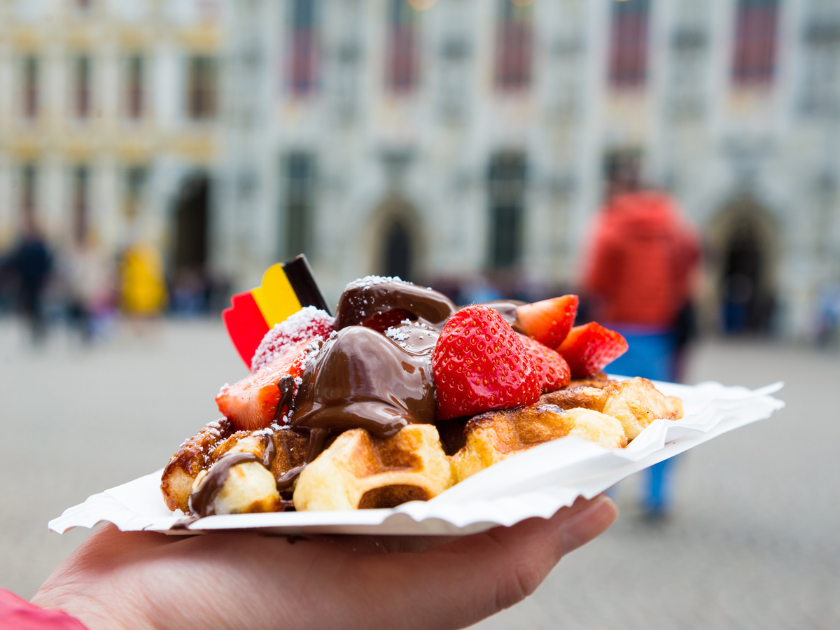 bruessel-maerchenhafte-adventszeit-mit-lichtershow-belgische-waffel-182906355.jpg