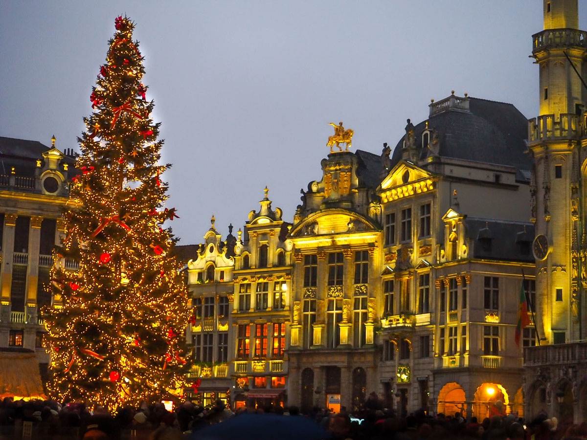bruessel-maerchenhafte-adventszeit-mit-lichtershow-bruessel-173880340.jpg