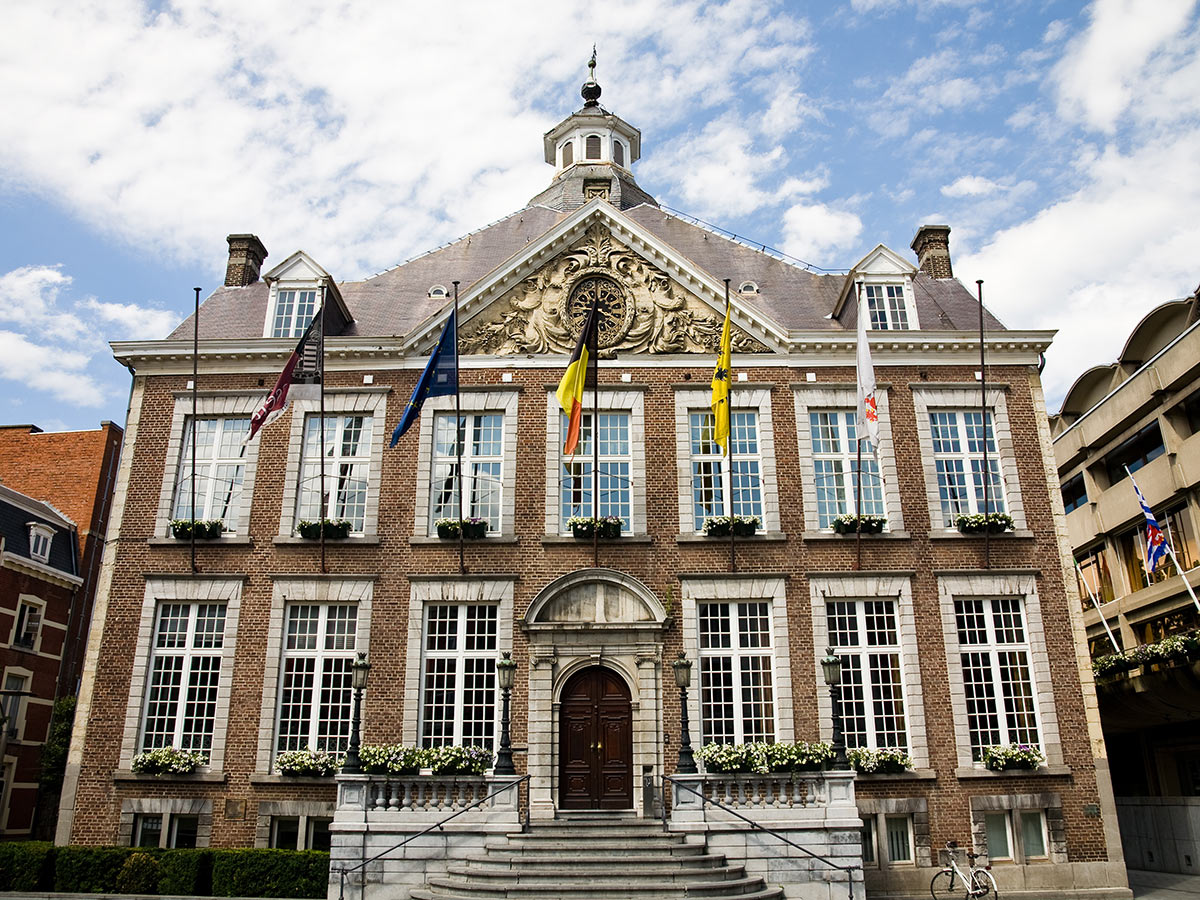 flandern-und-belgische-kulturperlen-hasselt-bruegge-gent-und-antwerpen-rathaus-in-hasselt-43267590.jpg