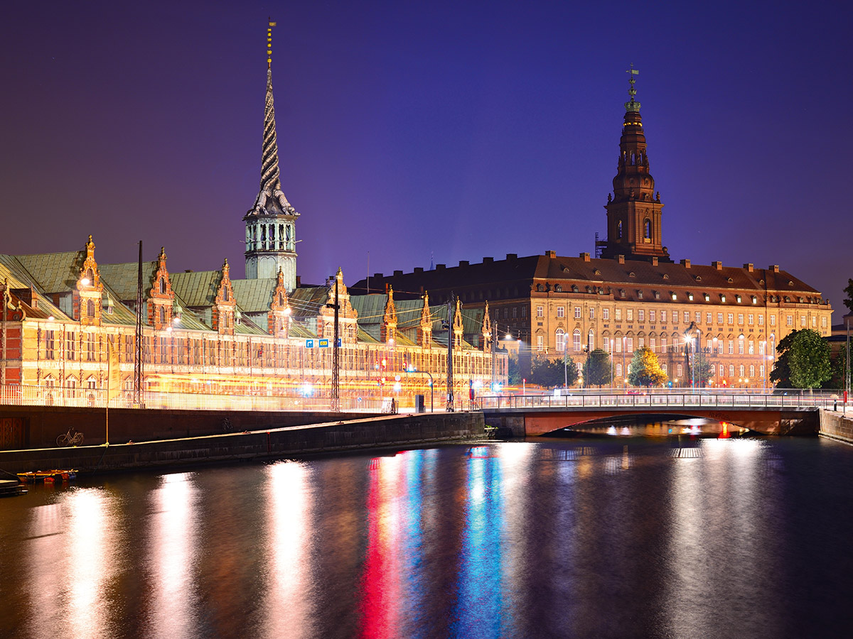 kopenhagen-magischer-glanz-in-der-daenischen-hauptstadt-kopenhagen-in-der-nacht-56898203.jpg