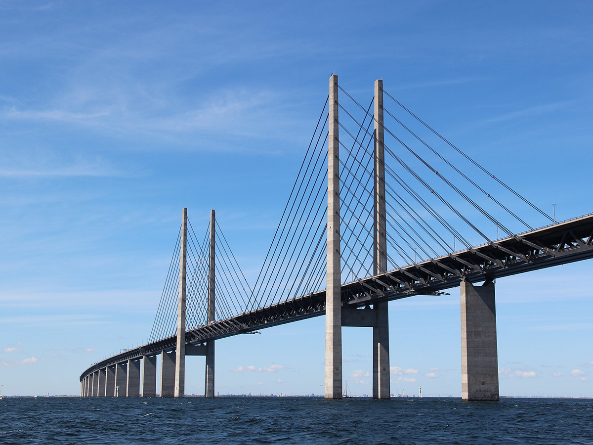 kopenhagen-und-malmoe-atemberaubende-und-wegweisende-architektur-oeresund-bruecke-verbindung-zwischen-daenemark-und-schweden-58364279.jpg