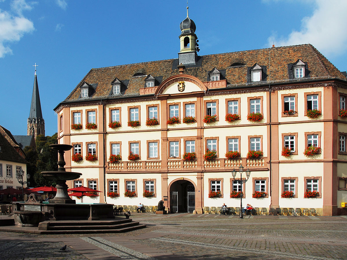 bad-duerkheim-zur-mandelbluete-rathaus-in-neustadt-75483135.jpg