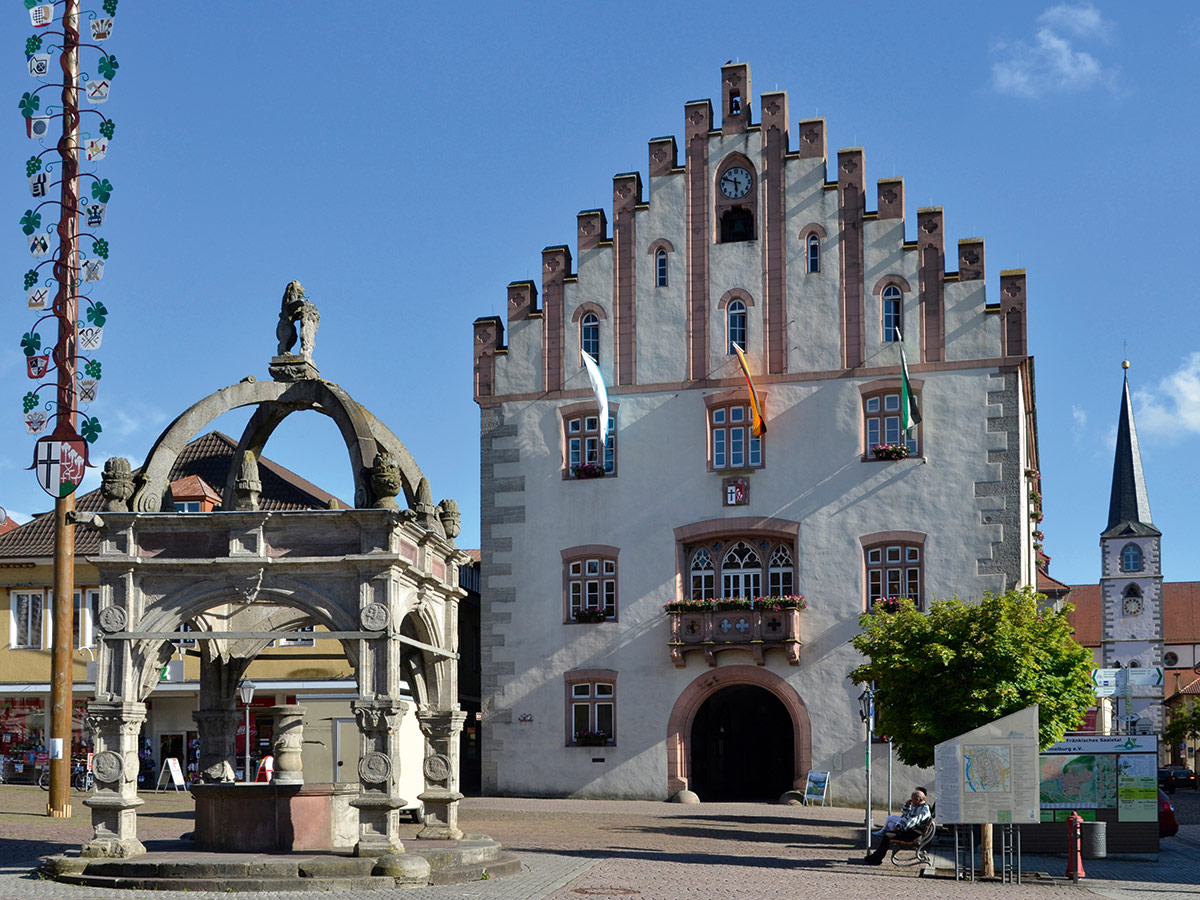 bad-kissingen-idyllische-adventstage-mit-musikalischen-momenten-rathaus-von-hammelburg-66789385.jpg