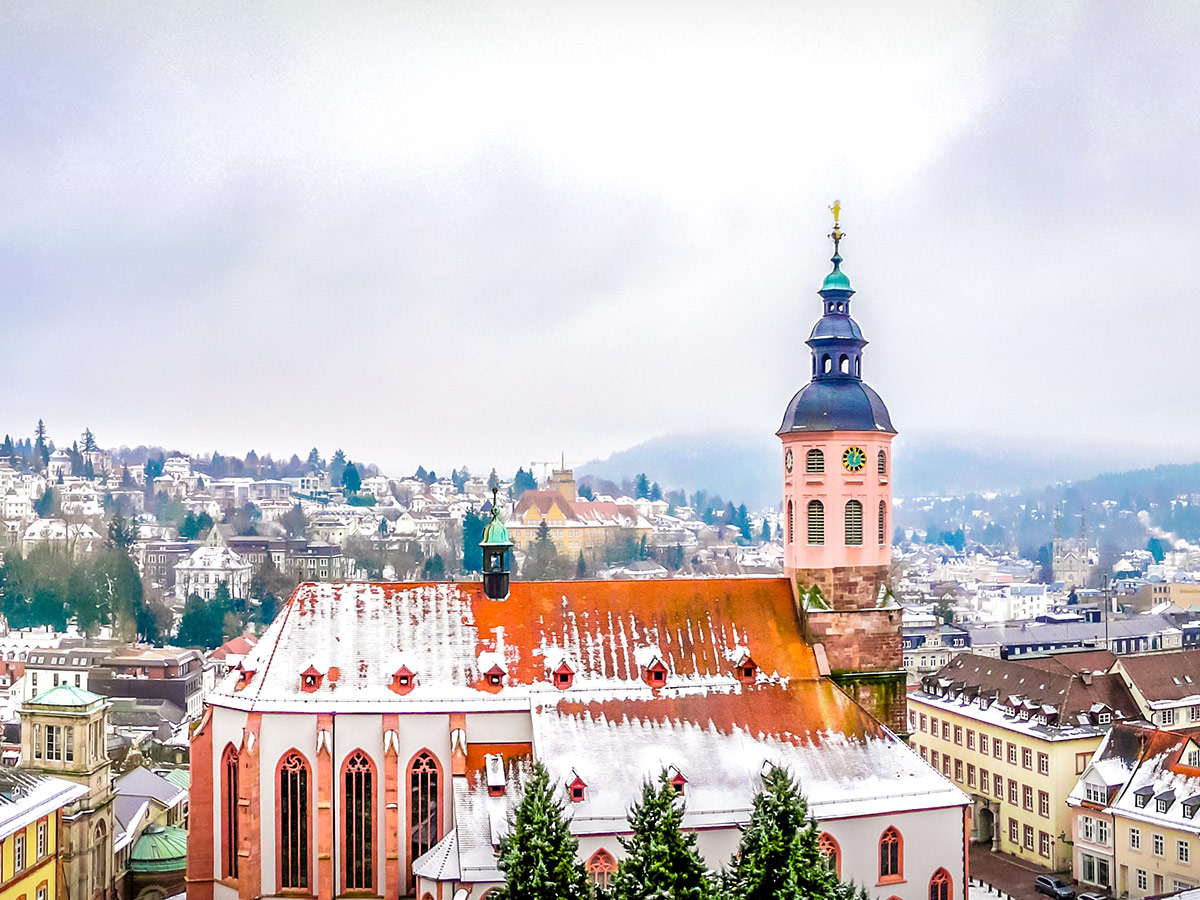 baden-baden-das-weltbad-im-schwarzwald-mit-seiner-2000-jaehrigen-geschichte-stiftskirche-243948033.jpg