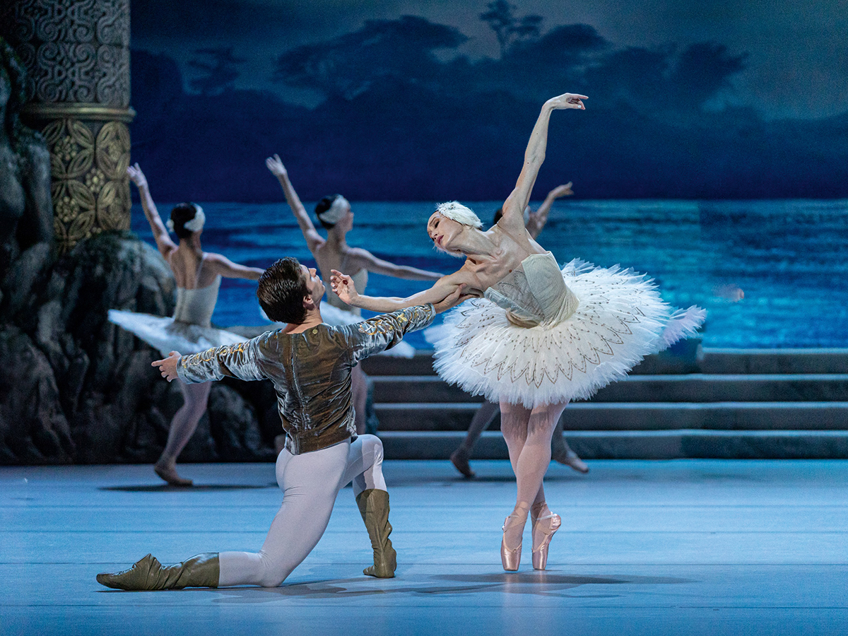 20261211_Nurejews Schwanensee_Nationalballett Bratislava_Viacheslav Kruť (Princ Siegfried), Olga Chelpanova (Odetta)_c_JurajZilincarPhotography