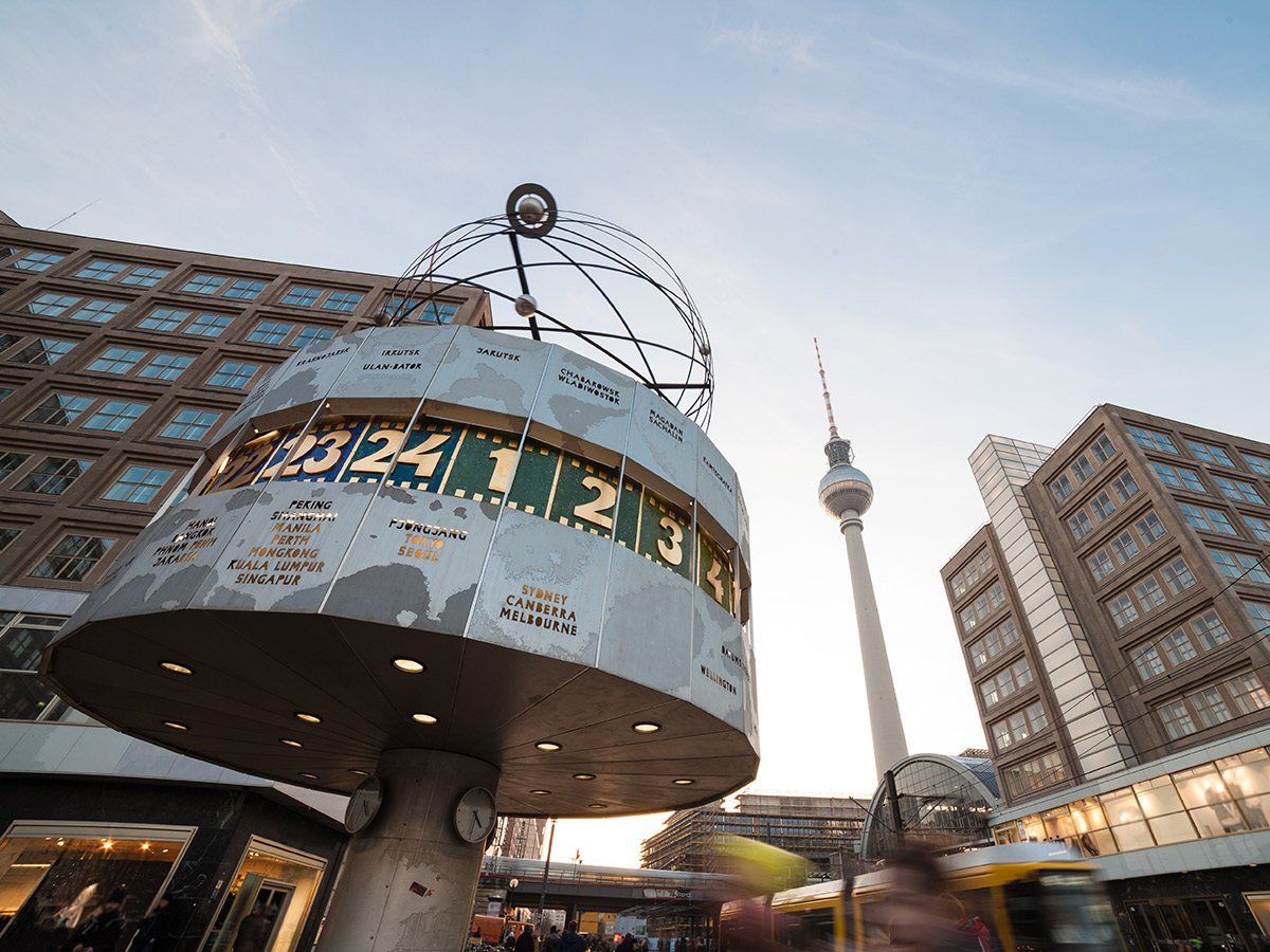 berlin-currywurst-und-kadewe-alexanderplatz-61070668.jpg