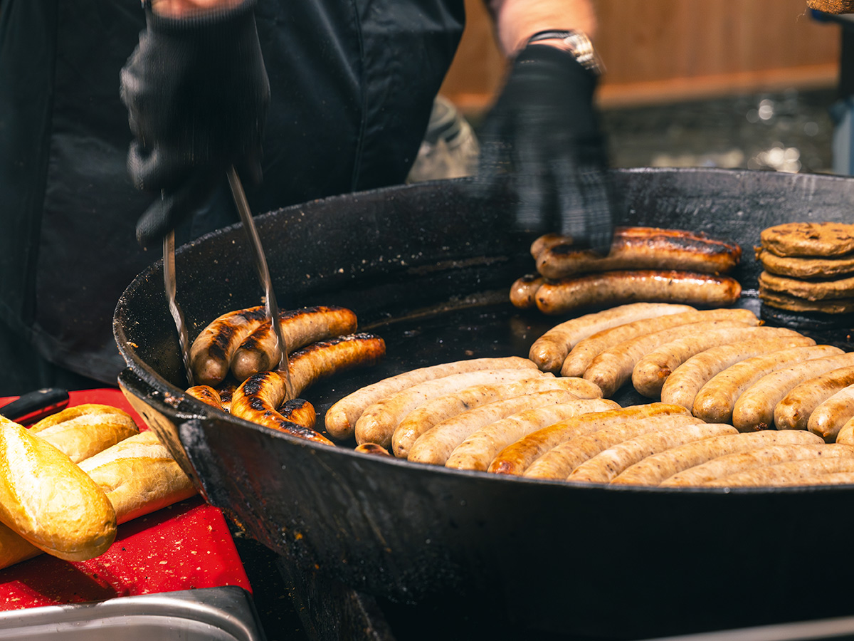 Weihnachtsmarkt-Würstchen
