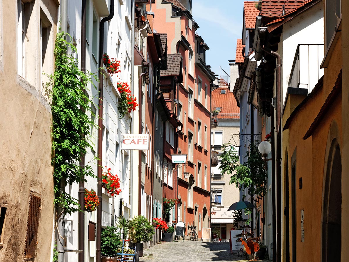 friedrchshafen-am-schwaebischen-meer-tiefblauer-bodensee-altstadt-in-lindau-am-bodensee-24060748.jpg