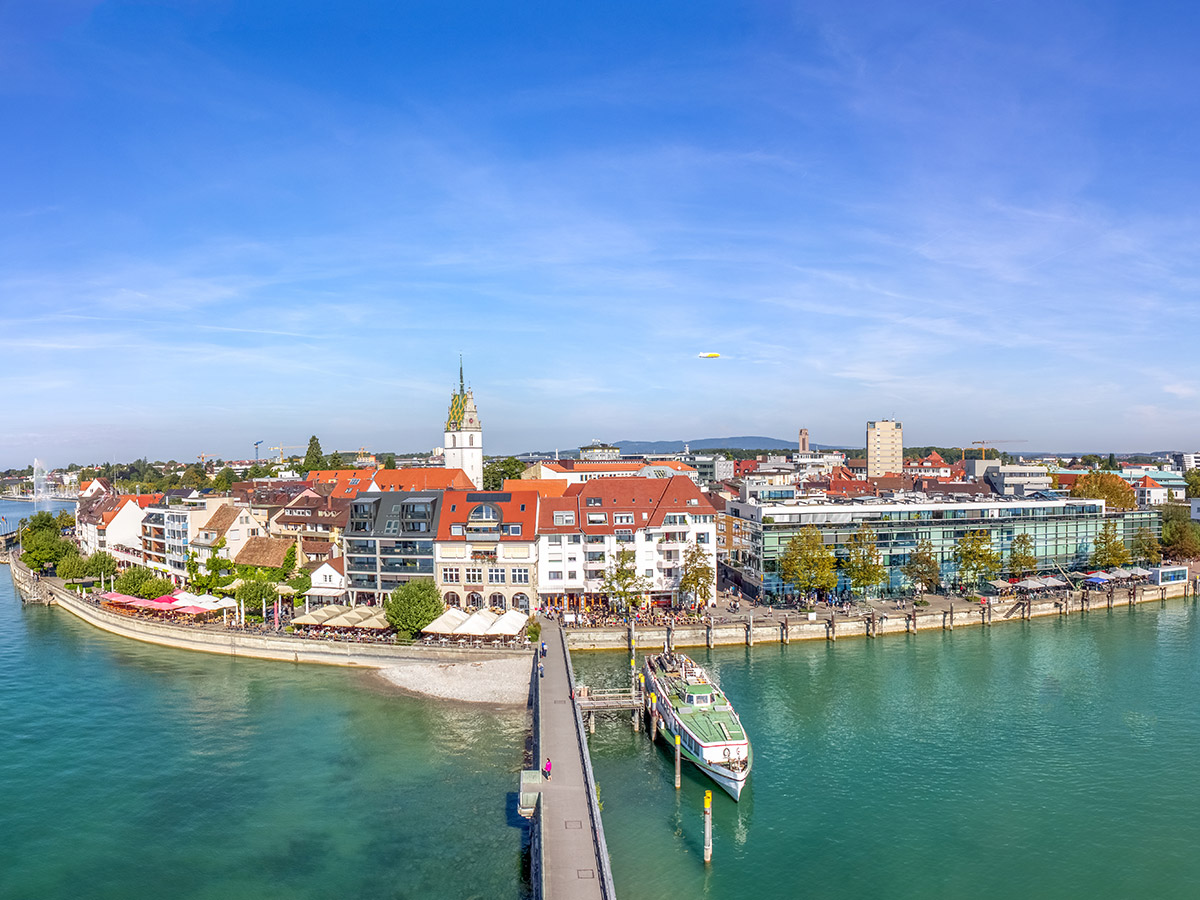 friedrchshafen-am-schwaebischen-meer-tiefblauer-bodensee-friedrichshafen-99325558.jpg