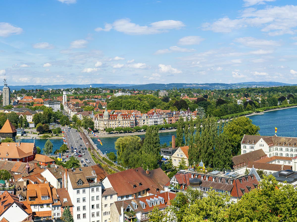 friedrchshafen-am-schwaebischen-meer-tiefblauer-bodensee-konstanz-am-bodensee-136372633.jpg