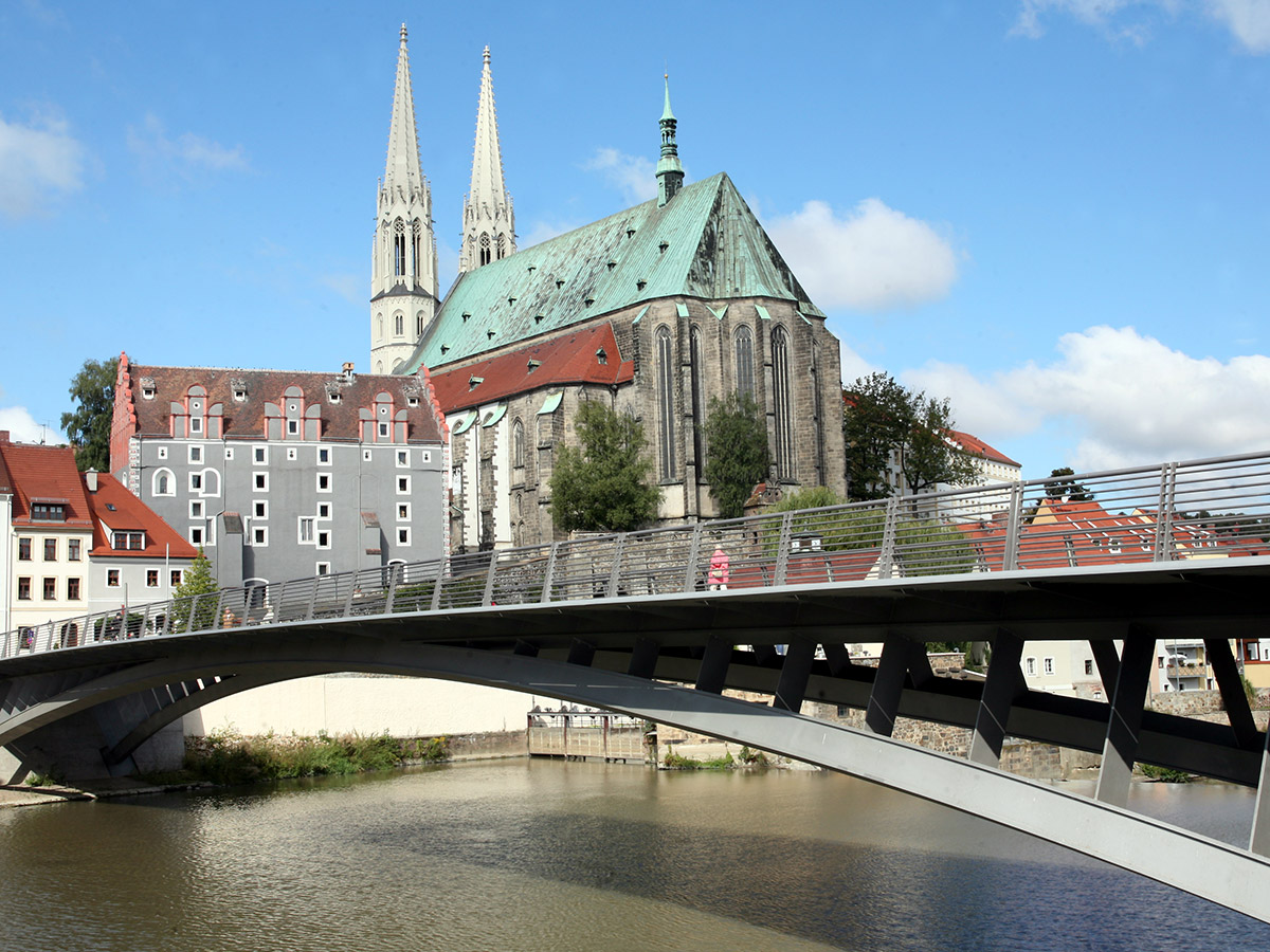 goerlitz-urlaub-im-schmuckstueck-der-schlesischen-lausitz-altstadtbruecke-mit-peterskirche-8173412.jpg