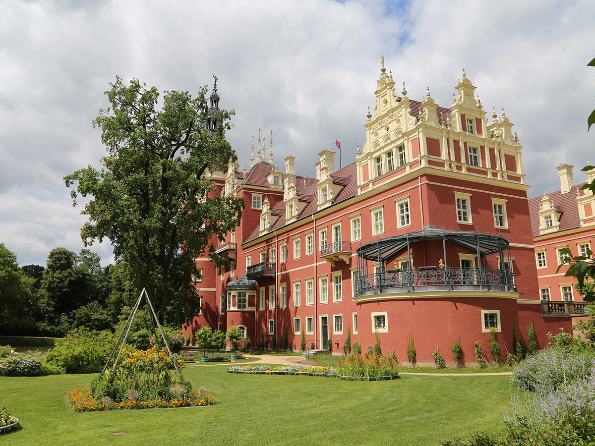 goerlitz-urlaub-im-schmuckstueck-der-schlesischen-lausitz-schloss-im-fuerst-pueckler-park-bad-muskau-86946524.jpg