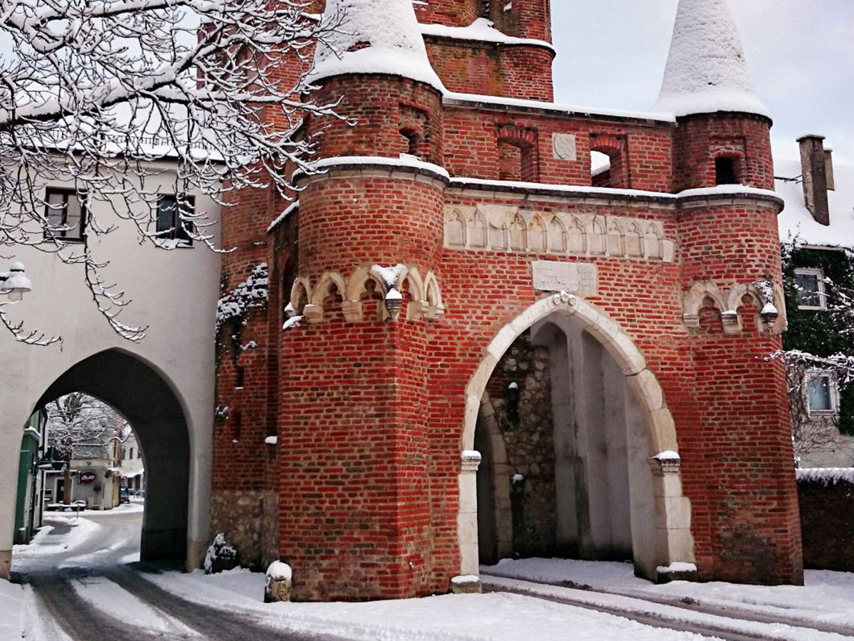 ingolstadt-glanzvoller-jahreswechsel-in-festlichem-ambiente-mit-ausfluegen-nach-regensburg-und-ins-altmuehltal-kreuztor-im-winter-002.jpg