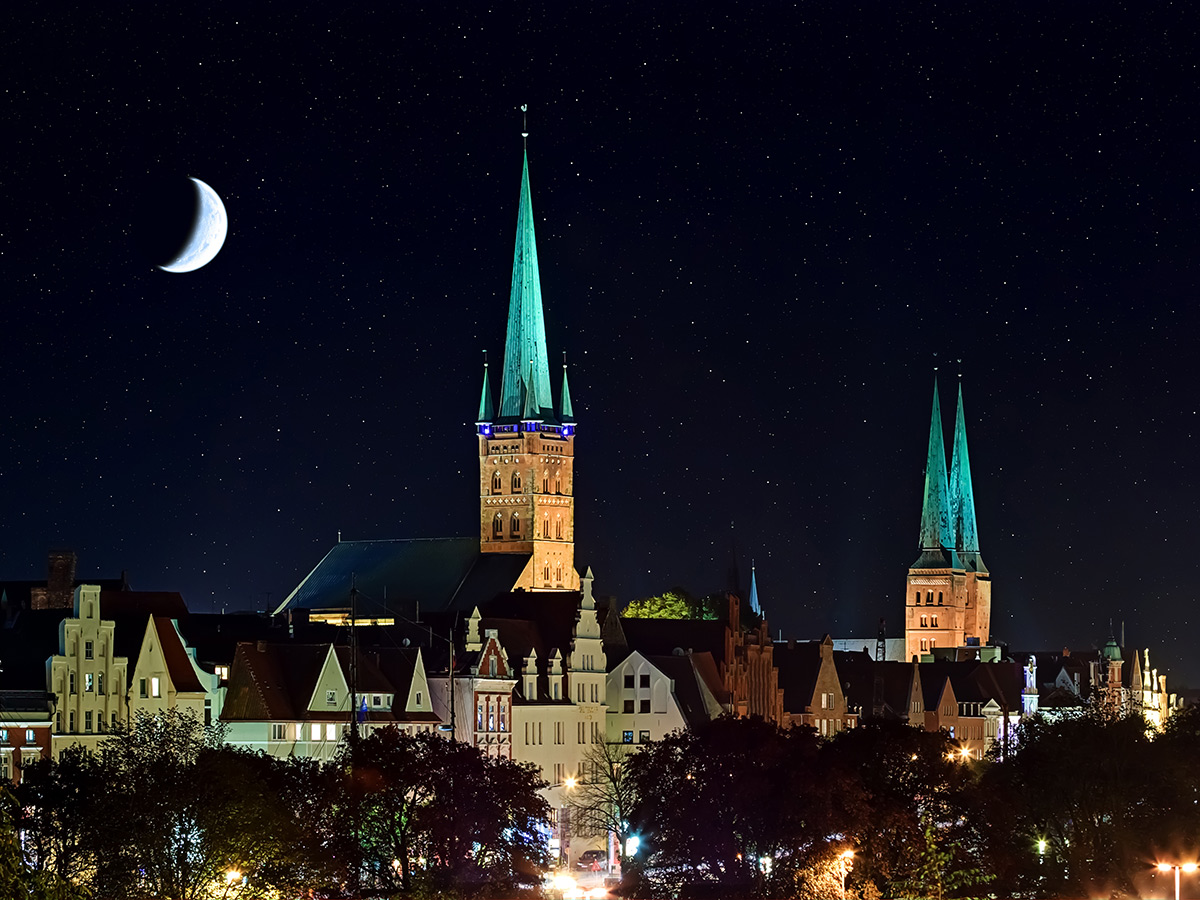 luebeck-romantischer-winterzauber-in-der-hansestadt-luebeck-bei-nacht-61175071.jpg