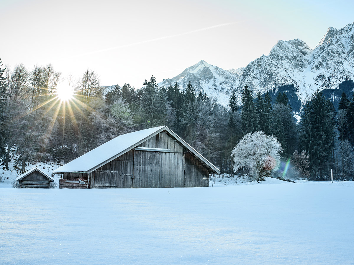 mittenwald-weihnachtszauber-zwischen-geigenklang-und-lichterglanz-sonnenaufgang-im-winterlichen-garmisch-naehe-zugspitze-185877456.jpg