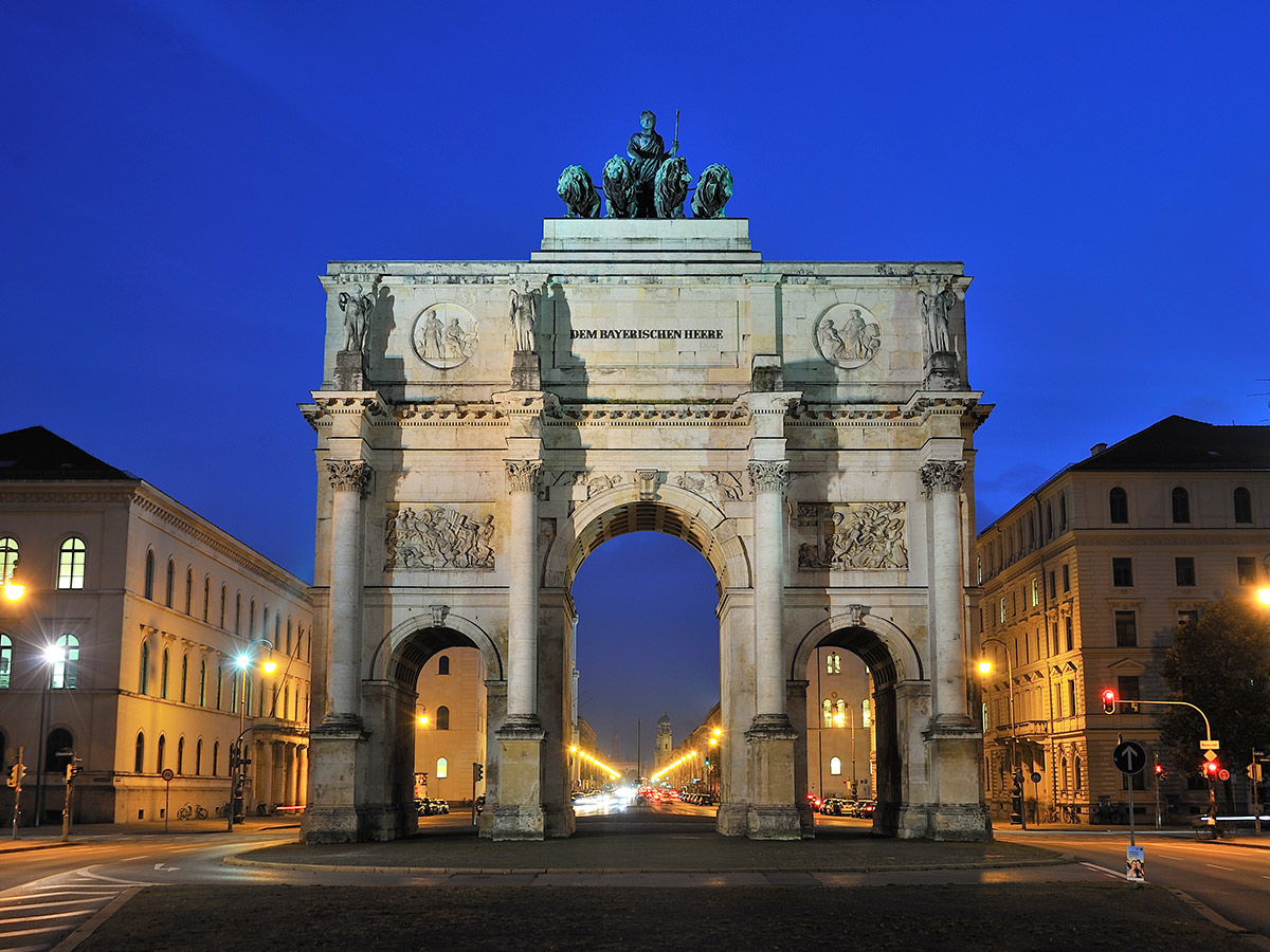 muenchen-pur-siegestor-in-muenchen-49852319.jpg