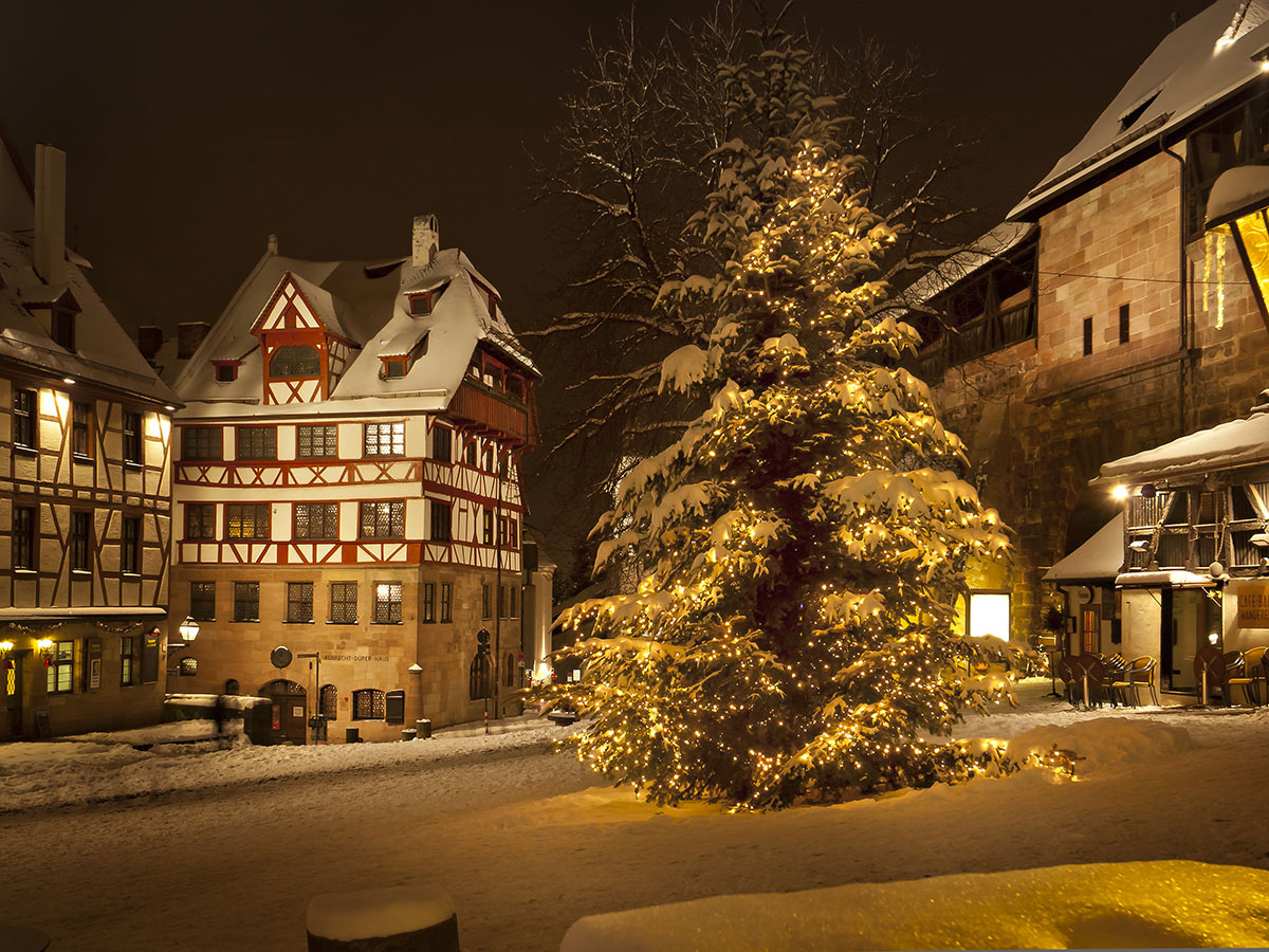 nuernberg-advent-in-der-weihnachtshauptstadt-weihnachtsbaum-am-tiergaertner-tor-in-nuernberg-37615727.jpg