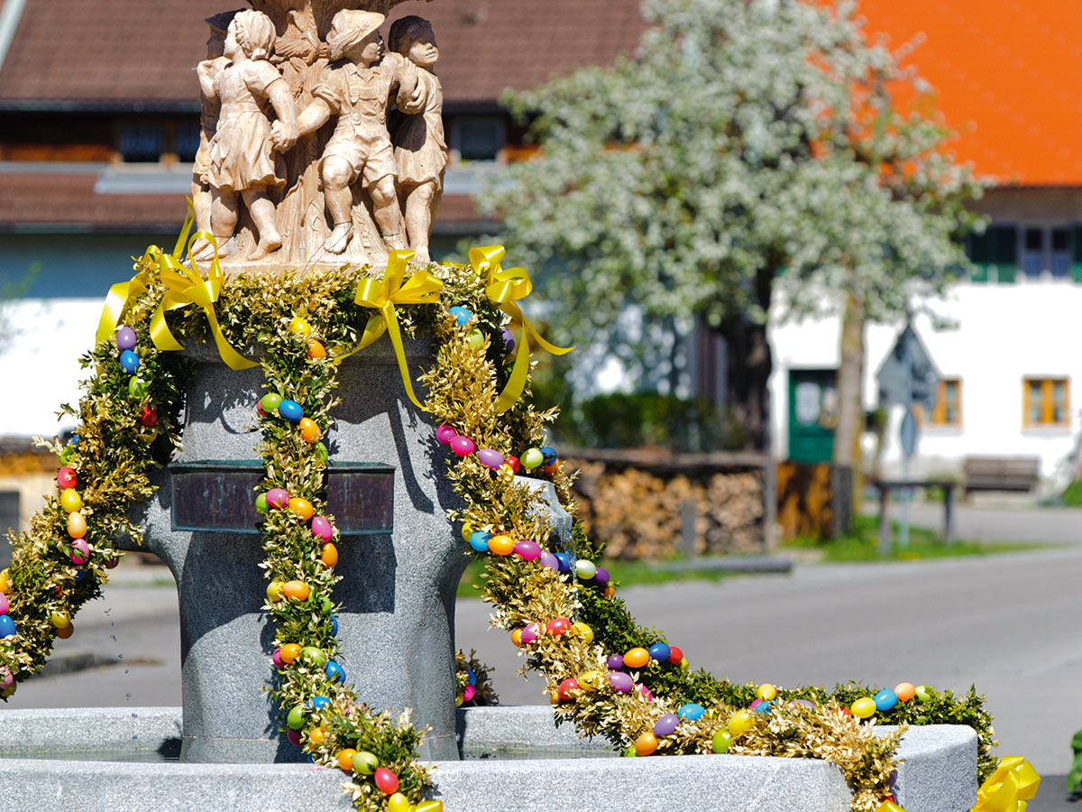 oberstdorf-bergromantik-schlossweihnacht-im-allgaeu-osterbrunnen-in-bayern-66349143.jpg