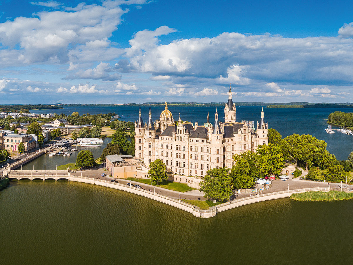 plau-am-see-idyllische-mecklenburgische-seenplatte-schweriner-schloss-276597641.jpg