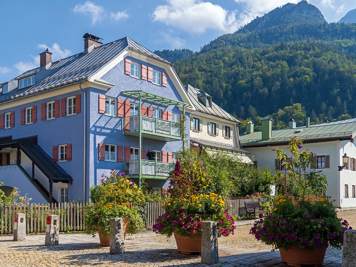 ruhpolding-osterzauber-in-den-bayerischen-alpen-die-schoensten-seen-bayerns-und-besuch-von-altooettingen-florianiplatz-in-bad-reichenhall-458090818.jpg