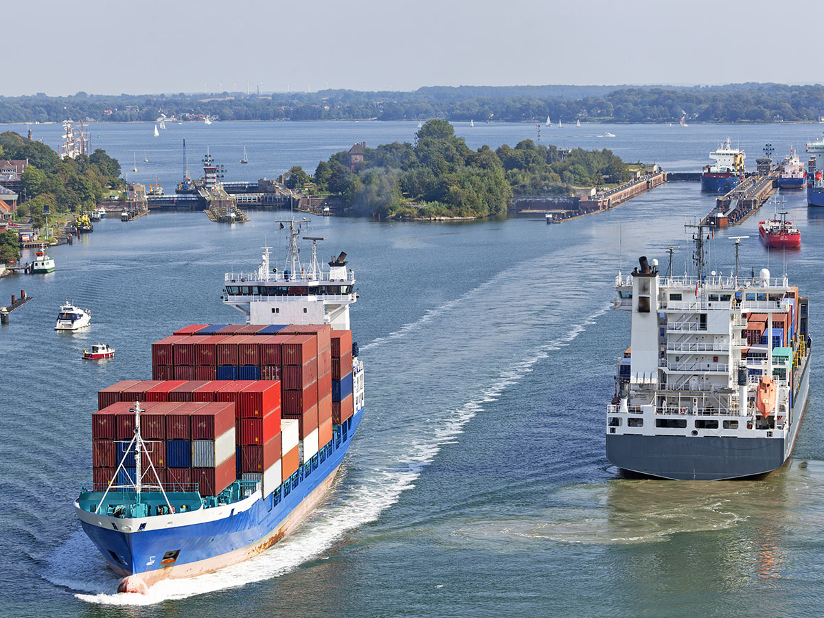 schleswig-holstein-land-zwischen-den-maaren-malerische-haefen-containerschiff-auf-dem-nord-ostsee-kanal-bei-kiel-49724312.jpg
