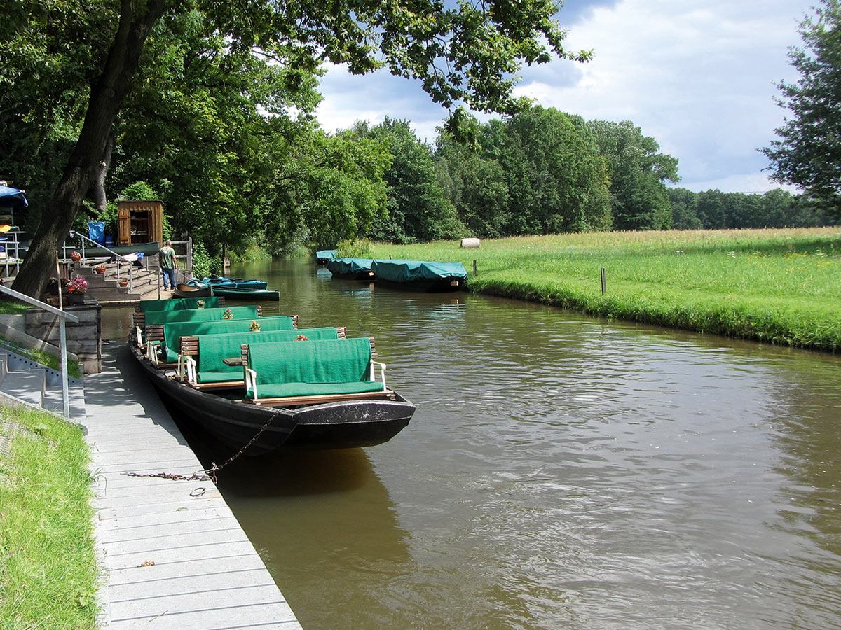 burg-im-romantischen-spreewald-mit-idyllischen-kahnfahrten-kahnfahren-im-spreewald-166201672.jpg
