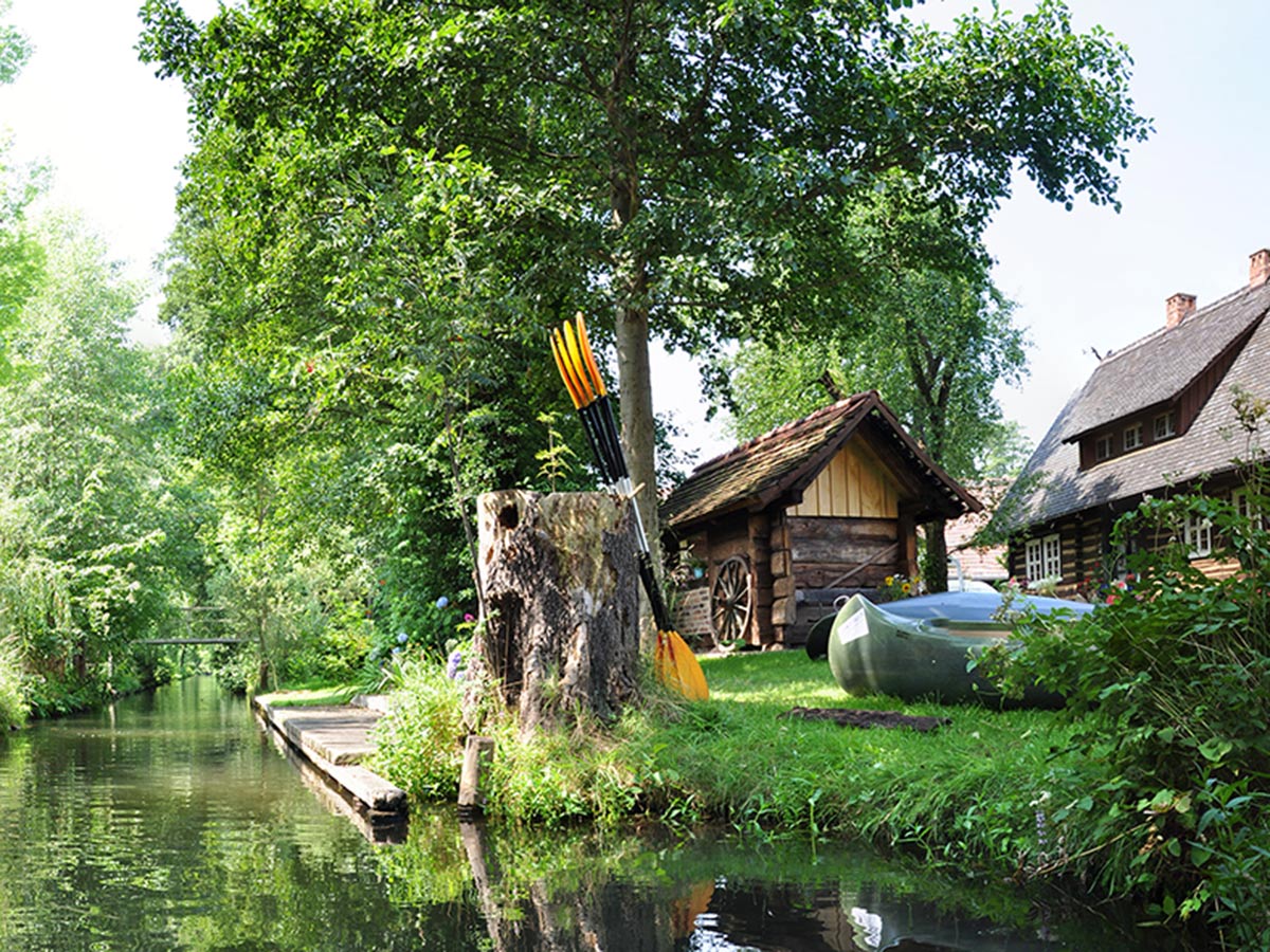 burg-im-romantischen-spreewald-mit-idyllischen-kahnfahrten-landschaft-im-spreewald-68222784.jpg
