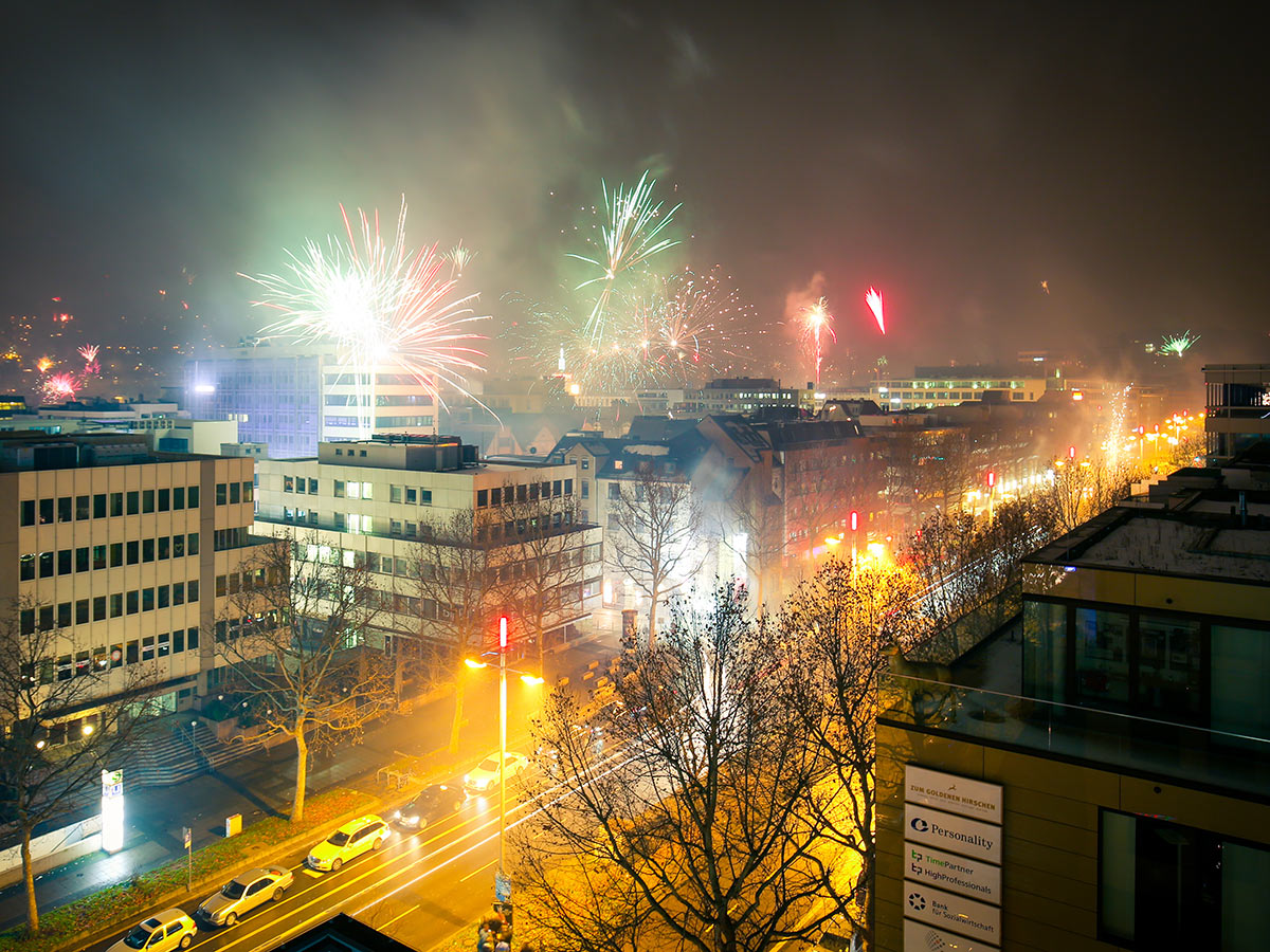stuttgart-glanzvolles-silvester-feuerwerk-123282930.jpg