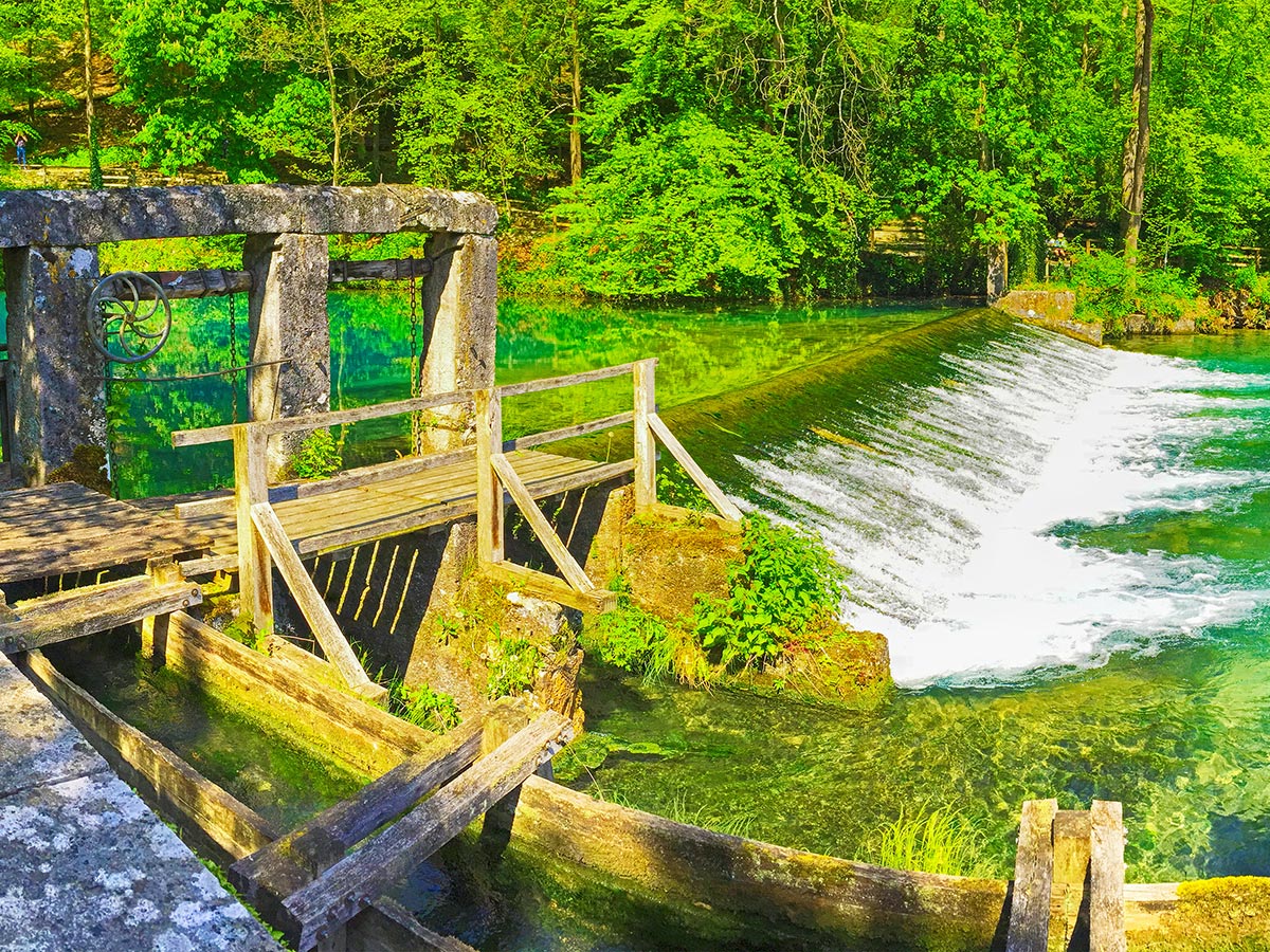 ulm-erlebnisse-an-der-schwaebischen-alb-blautopf-in-blaubeuren-162817106-01.jpg