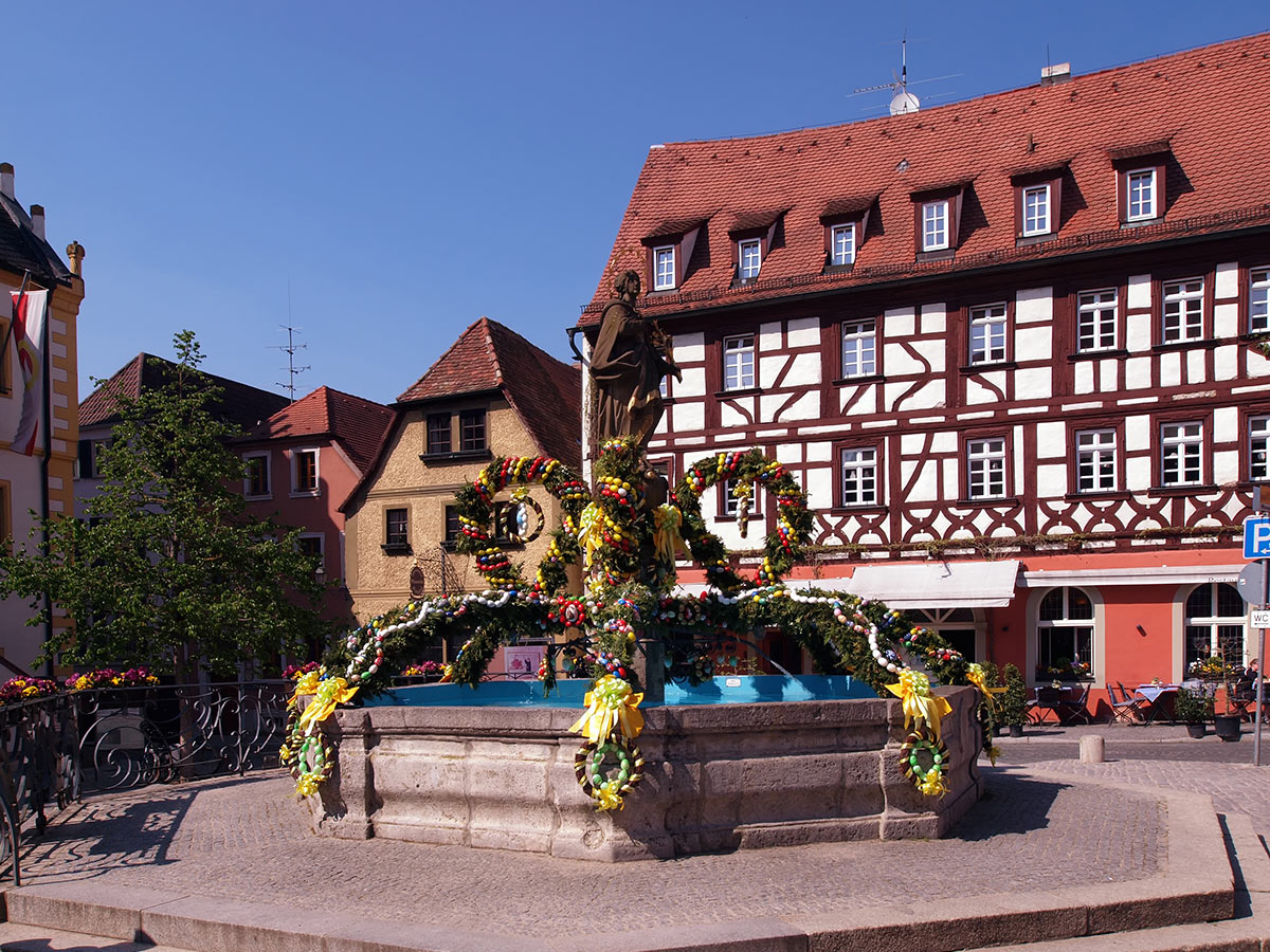 volkach-urlaub-und-genuss-im-herzen-des-fraenkischen-weinlandes-marktplatz-in-volkach-31875760.jpg