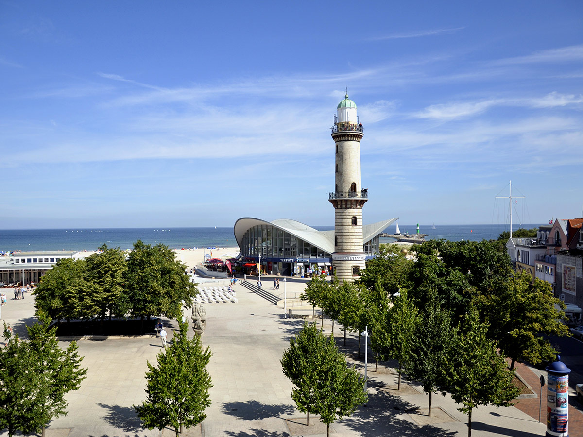 warnemuende-urlaub-zwischen-leuchttuermen-warnemuende-leuchtturm-34377104.jpg