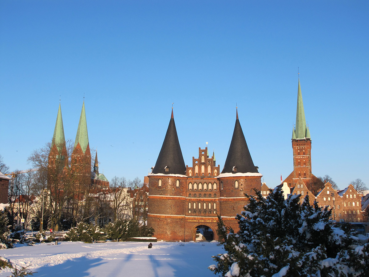 weissenhaeuser-strand-weihnachtliches-holstein-luebecker-holstentor-100483633.jpg