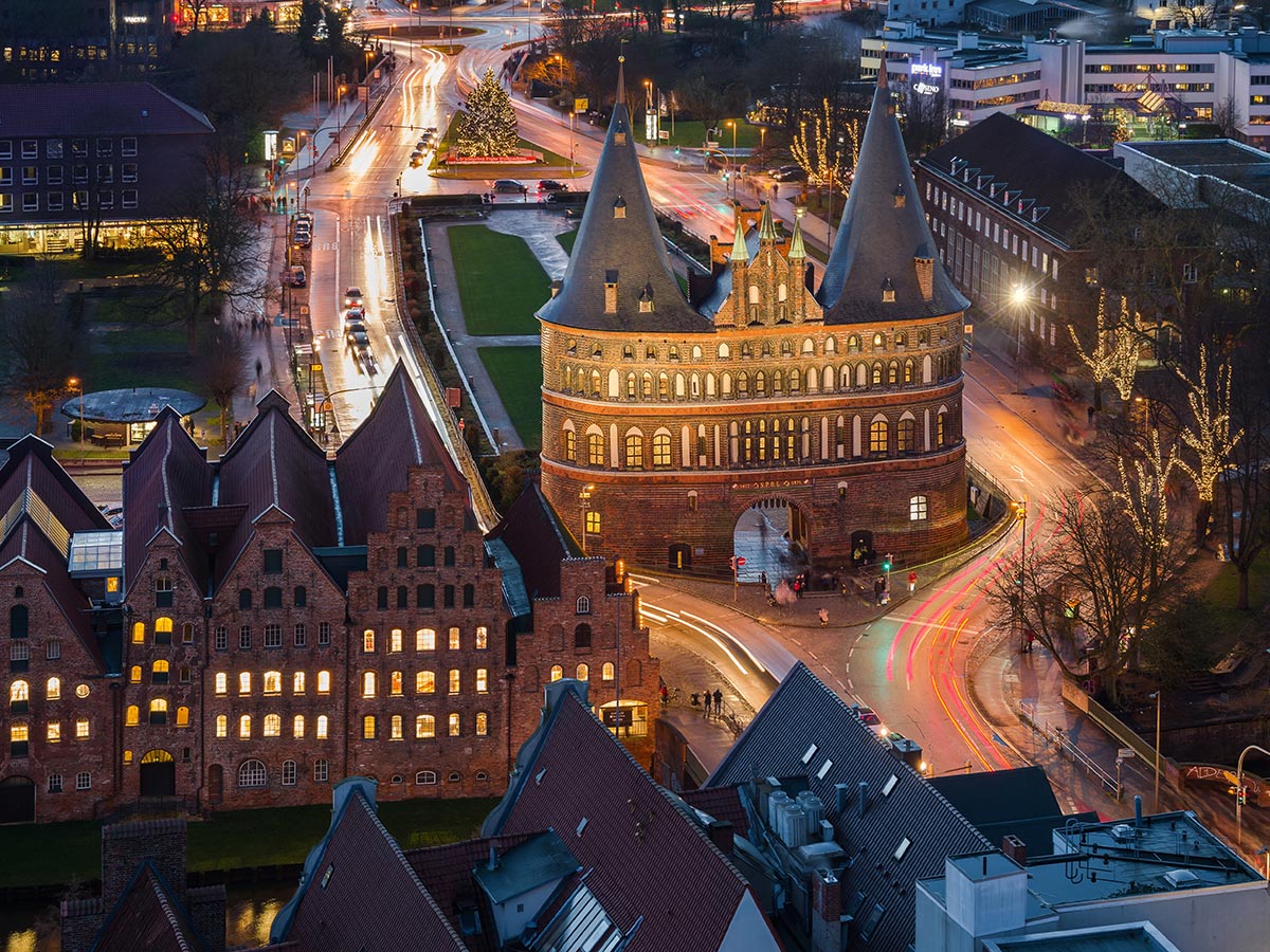 weissenhaeuser-strand-weihnachtliches-holstein-salzspeicher-und-hostentor-in-luebeck-184566361.jpg