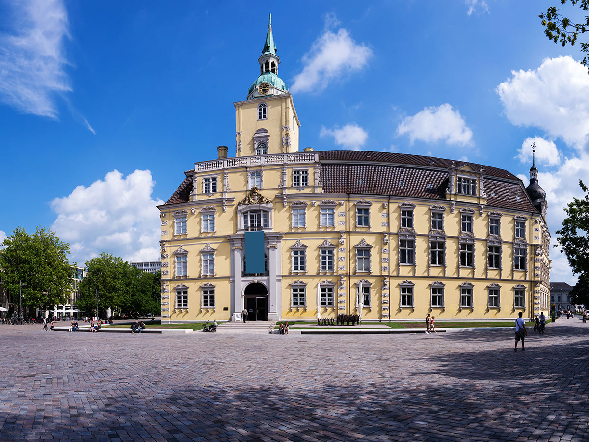 westerstede-schlossplatz-oldenburg-58666308.jpg