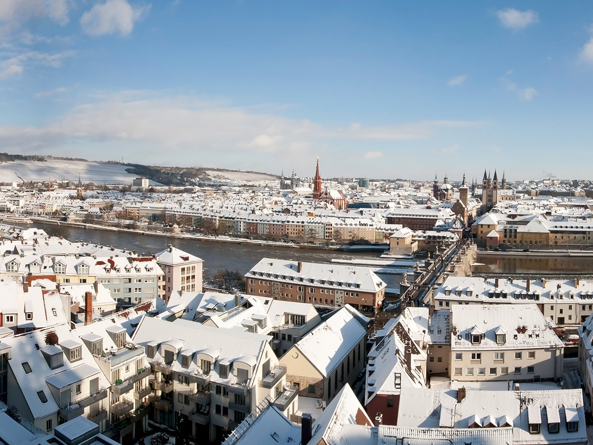 wuerzburg-barockes-erbe-und-weingenuss-wuerzbug-von-oben-33509135.jpg