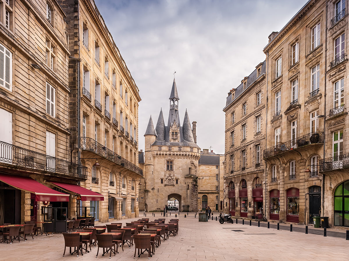 Place du Palais et la porte Cailhau à Bordeaux