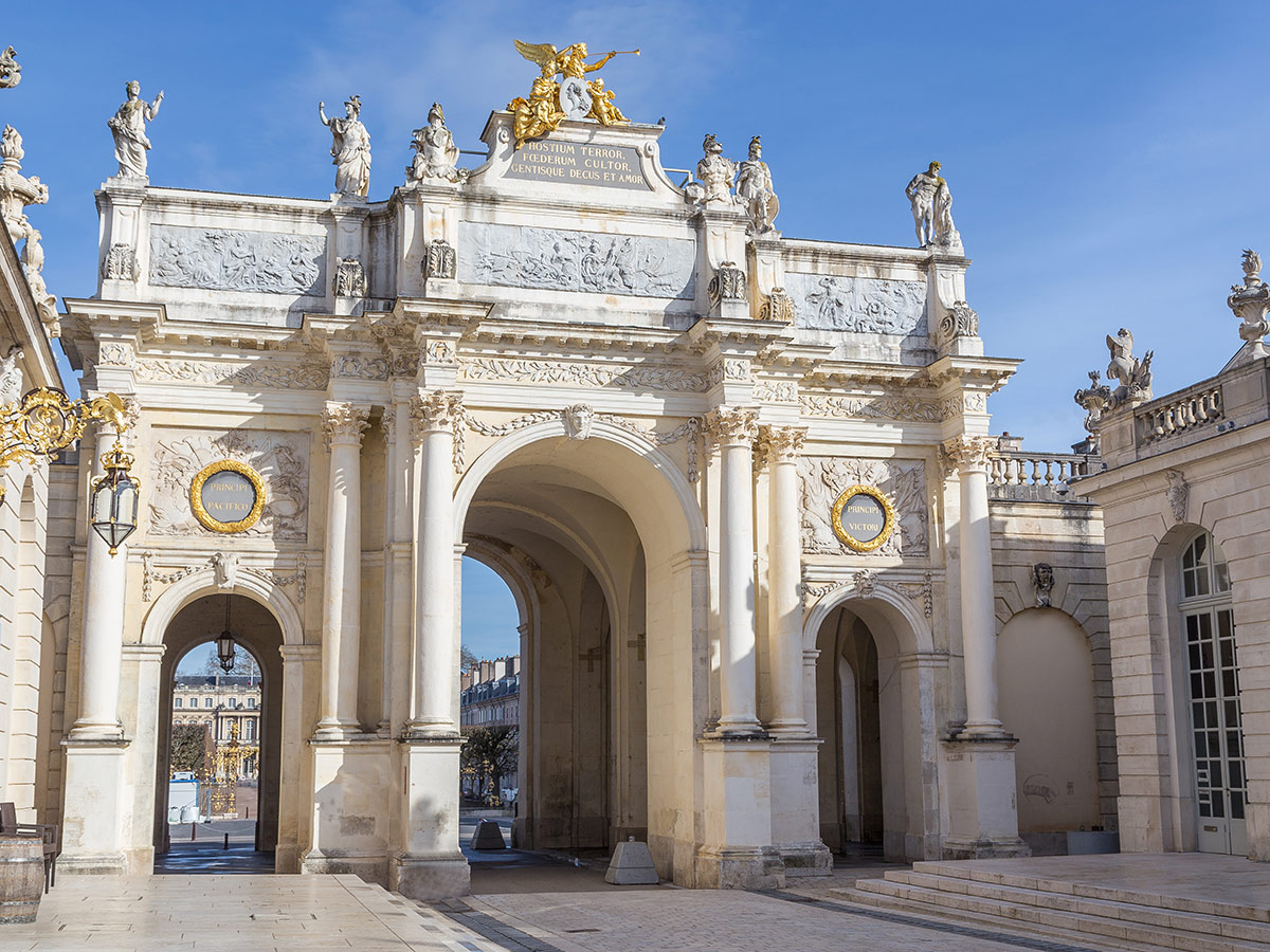 metz-kunst-kultur-land-und-leute-in-lothringen-place-stanislas-nancy-frankreich-bei-blauem-himmel-215189541.jpg