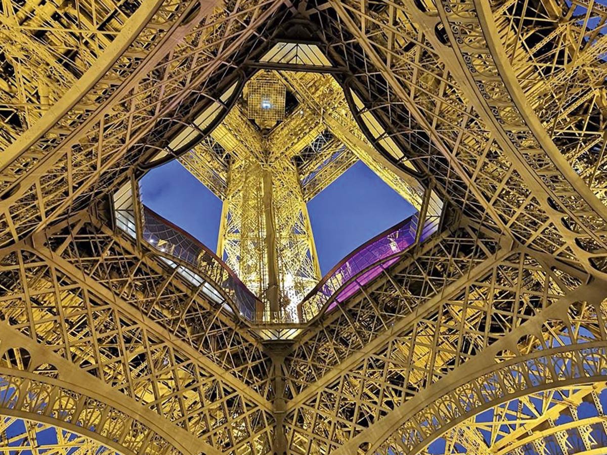 silvester-in-paris-lichterglanz-in-der-stadt-der-liebe-salon-gustave-eiffel-en-rose-sur-la-photo-c-t.e.-.jpg
