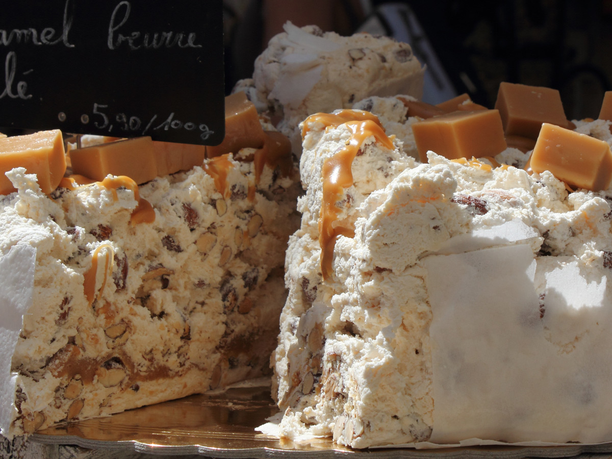 mandelbluete-in-der-provence-geniessen-sie-mit-allen-sinnen-den-fruehling-in-suedfrankreich-nougat-au-caramel-68072617.jpg