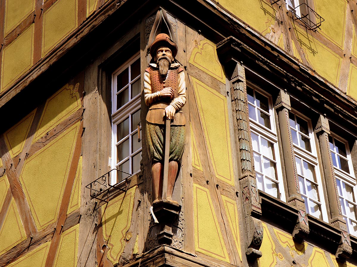 strassburg-einzigartiges-unesco-welterbe-im-elsass-historisches-fachwerkhaus-in-colmar-109141372.jpg