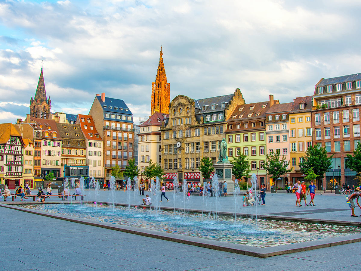 strassburg-einzigartiges-unesco-welterbe-im-elsass-place-kleber-55102902.jpg