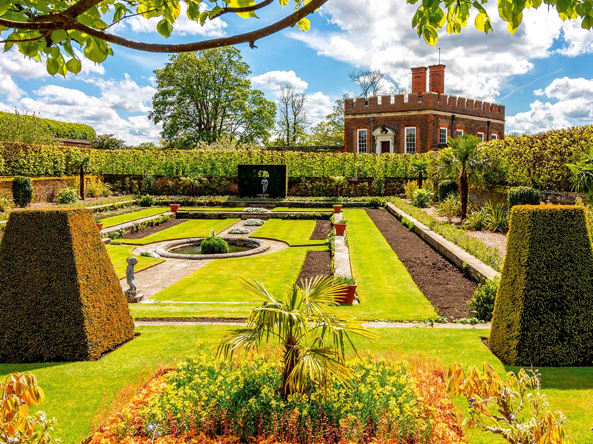 kent-wo-farbenpraechtige-gaerten-und-koenigliche-schloesser-die-sinne-verfuehren-hampton-court-palace-1253927135.jpg