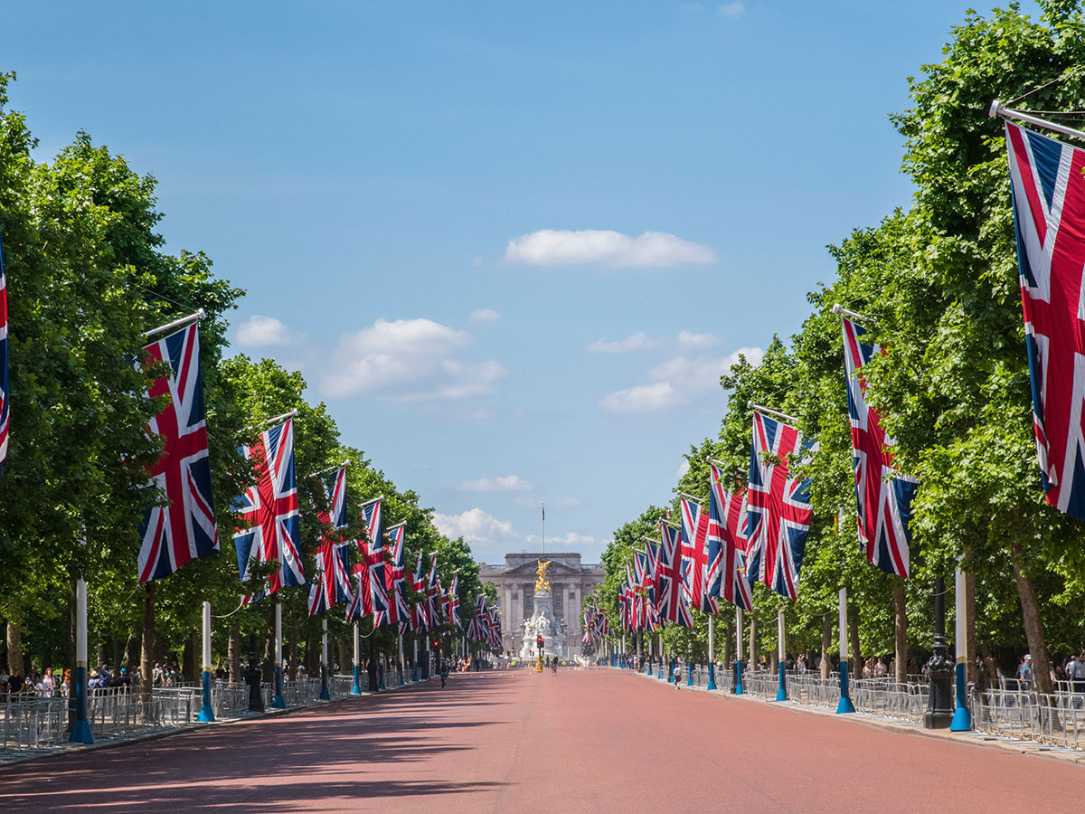 london-pulsierende-metropole-und-koeniglicher-glanz-the-mall-and-buckingham-palace-163947126.jpg
