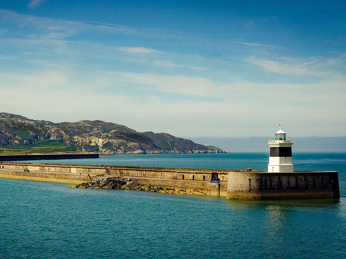 irisches-tagebuch-sommer-auf-der-gruenen-insel-der-leuchtturm-im-hafen-von-holyhead-117307770.jpg
