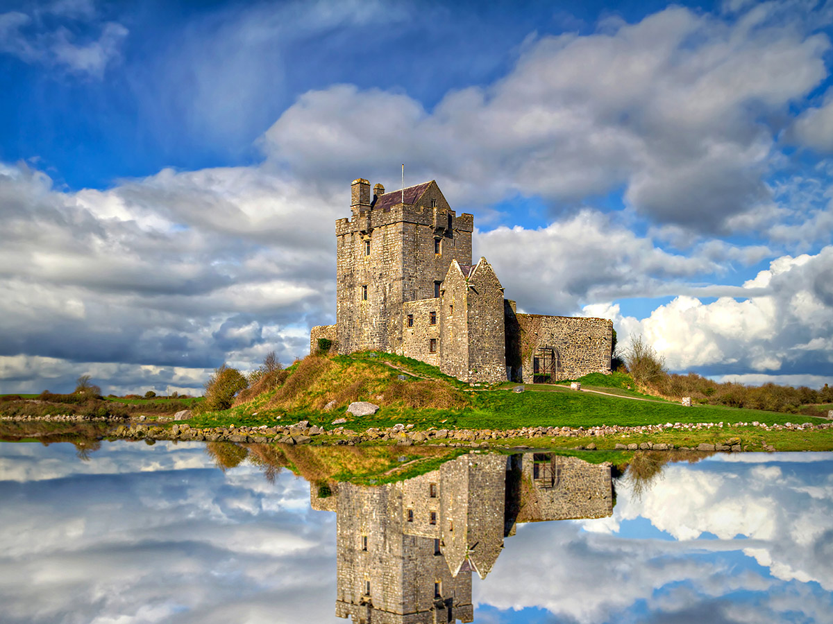 irland-die-gruene-insel-europas-dunguaire-castle-naehe-kinvarra-40076468.jpg