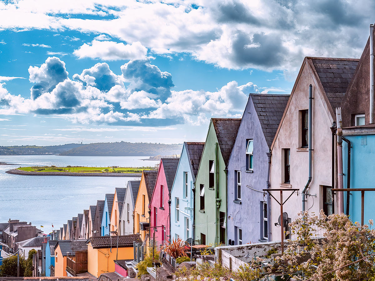 irland-irisches-tagebuch-sommer-auf-der-gruenen-insel-mit-galway-und-dublin-haeuserreihe-in-cobh-540951419.jpg