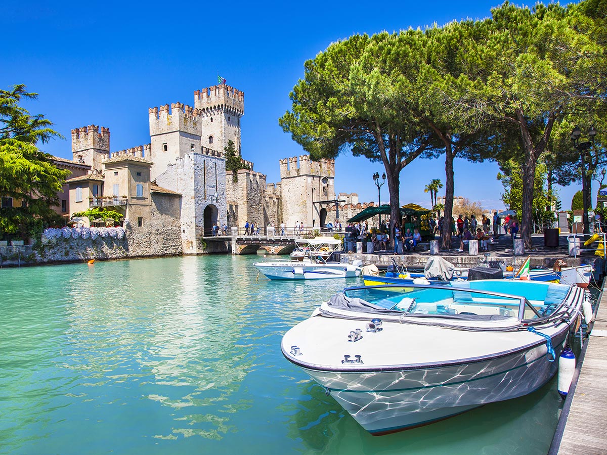 garda-medieval-castle-sirmione-on-lake-lago-di-garda-66340439.jpg